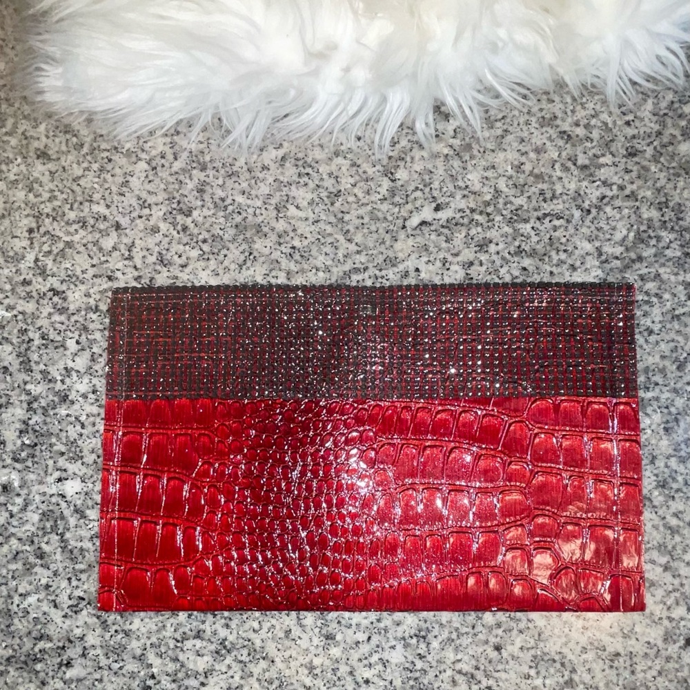 Clutch/wristlet